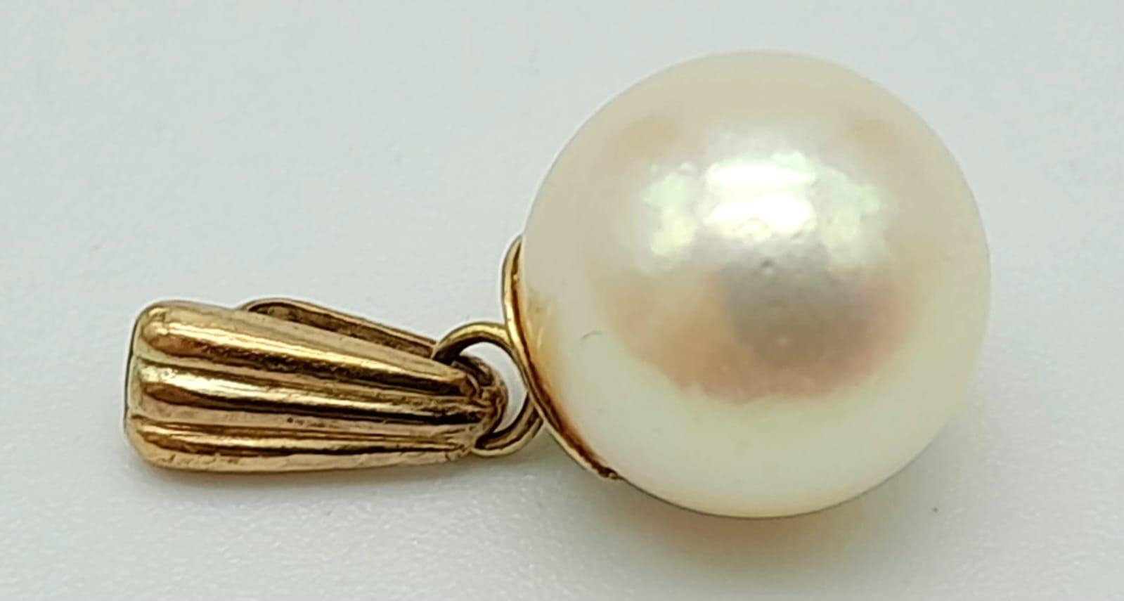 A Vintage 9K Gold and Pearl Pendant. 2cm. 1.1g total weight.