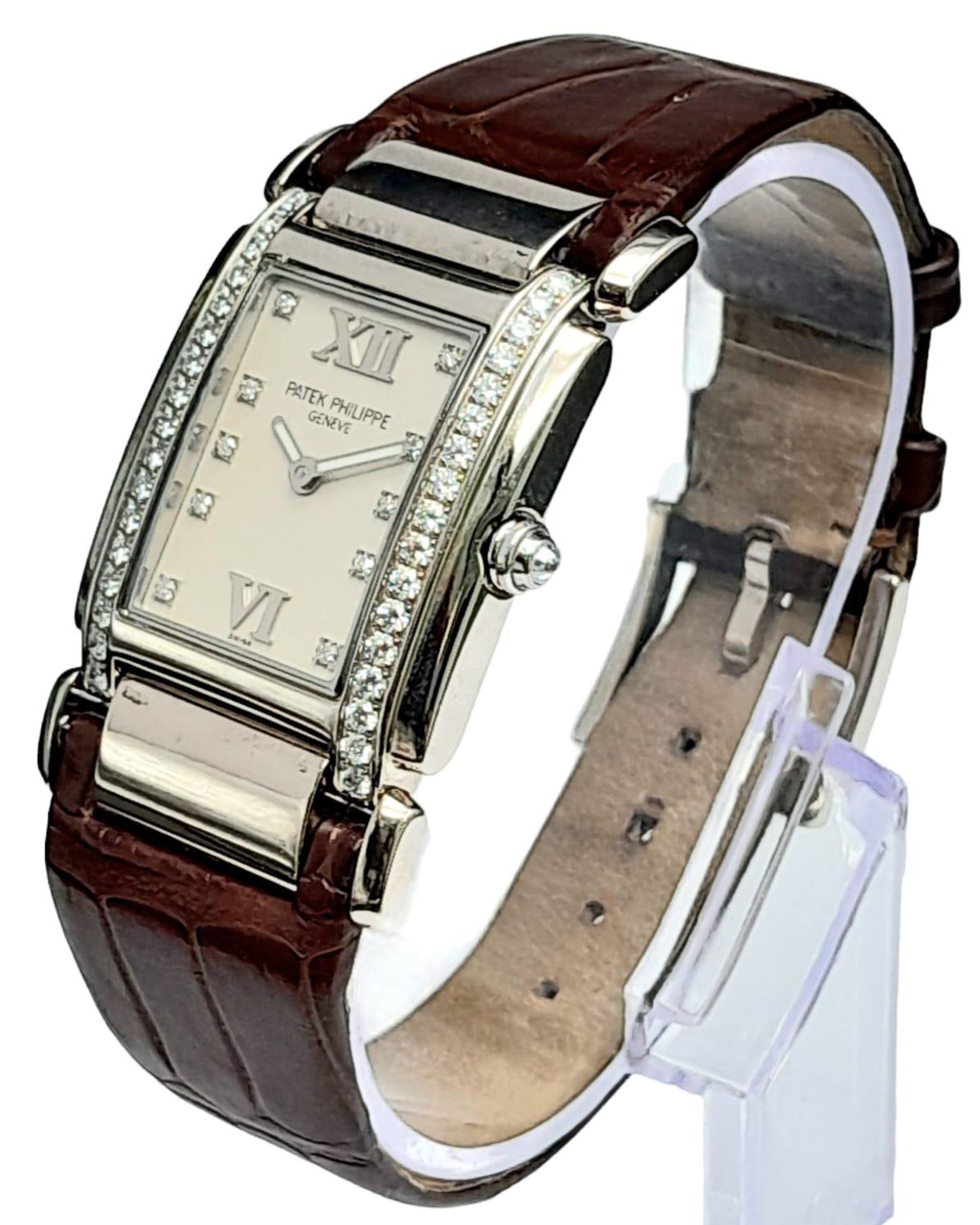 A Vintage Patek Philippe 18K White Gold and Diamond Ladies Watch. Brown leather strap with 18k - Bild 2 aus 11