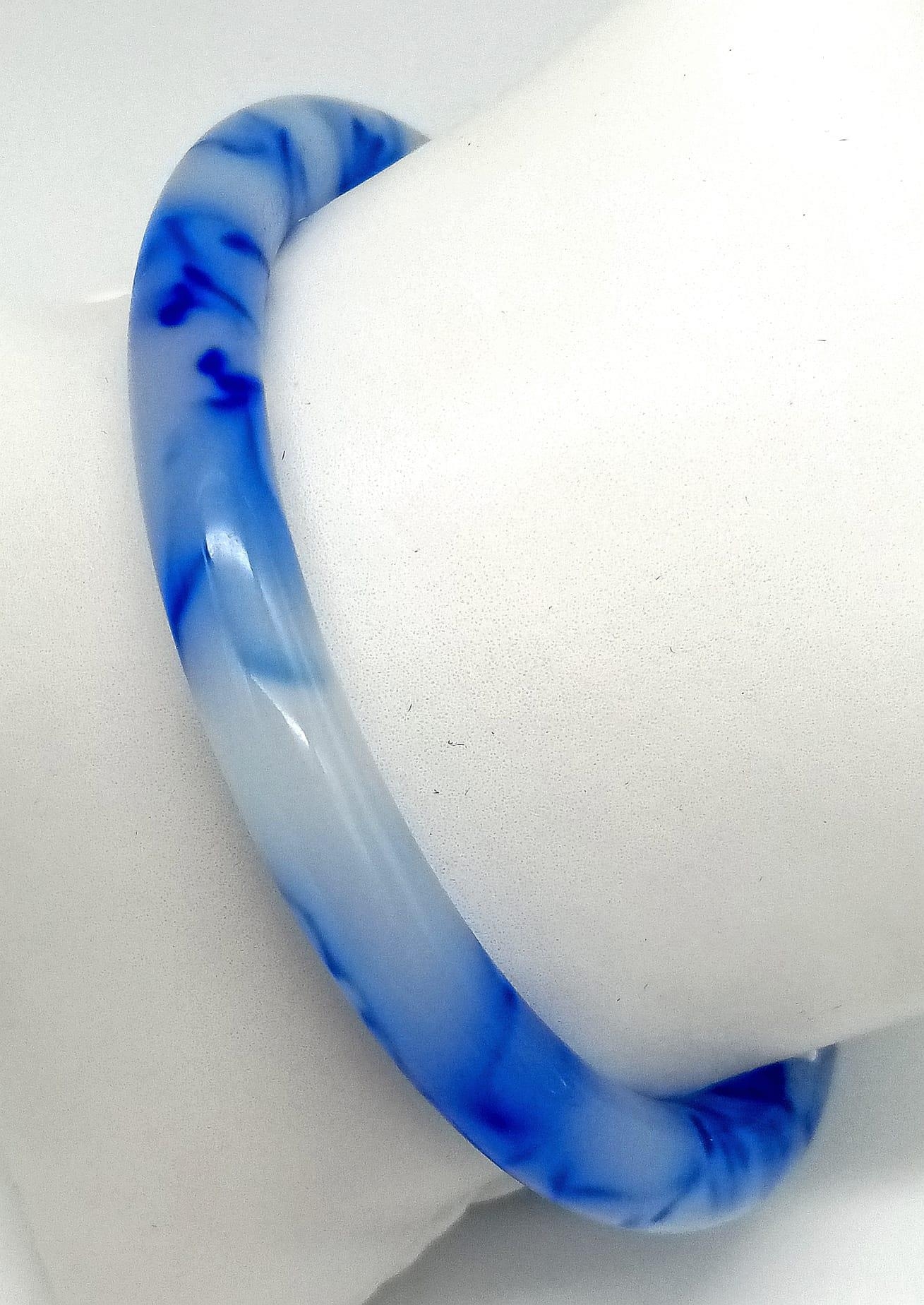 A Thin Blue and White Chinese Swirl Jade Bangle. 6cm inner diameter. 8mm width - Image 3 of 3