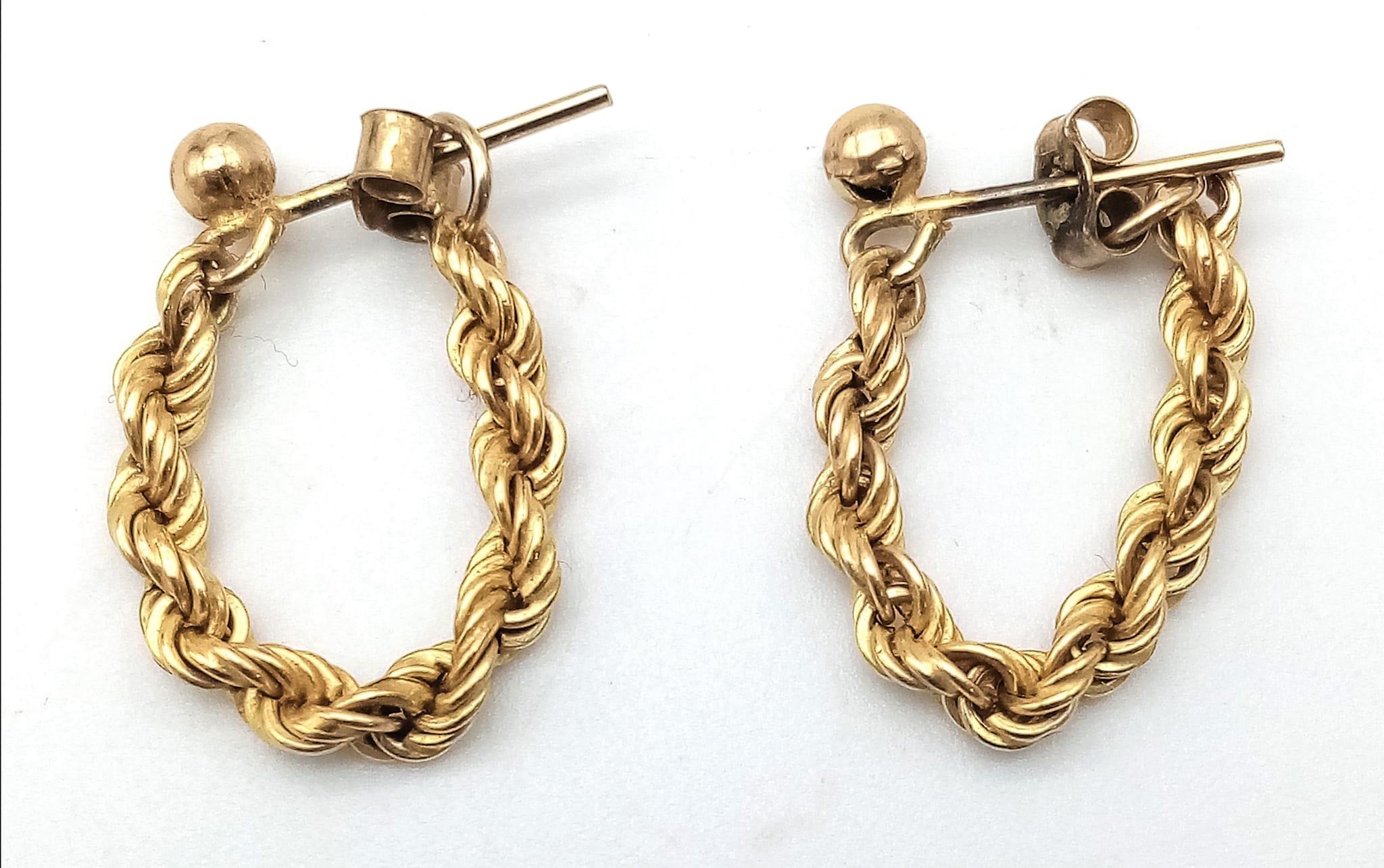 A 9K GOLD TWIST LINK 18cms BRACELET WITH A PAIR OF MATCHING TWIST EARRINGS . 3.3gms - Image 3 of 5