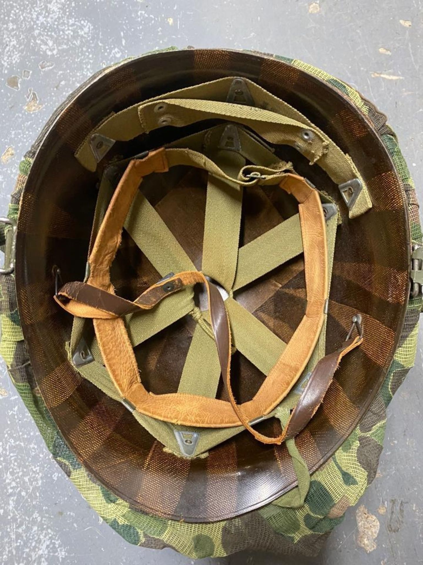 A WW2 USA Marine Corps Front Sean M1 Helmet with a Westinghouse Liner. There are numbers at the - Bild 3 aus 9