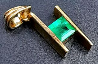 9K YELLOW GOLD GREEN STONE ( BELIVED TO BE EMERALD ) PENDANT WEIGHT: 0.8G LENGHT: 1.5CM