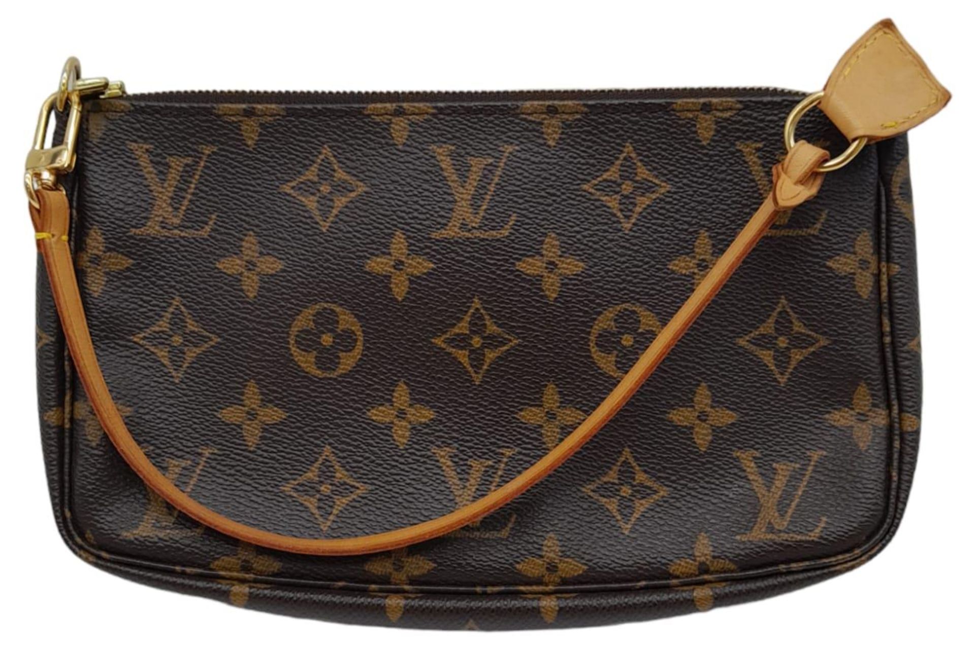 This Louis Vuitton Pochette features the classic mongogram canvas design, engraved gold tone - Bild 2 aus 9