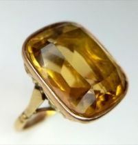 VINTAGE 9K YELLOW GOLD LARGE YELLOW STONE SET RING WITH LOVELY ORNATE MOUNT. SIZE S WEIGHT: 9.2G