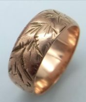 A NICELY DECORATED VINTAGE 9K GOLD BAND RING .3.4gms size K