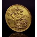 A 22K GOLD SOVEREIGN DATED 1915 FROM THE REIGN OF KING GEORGE V , IN VERY GOOD CONDITION . 8gms