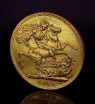 A 22K GOLD SOVEREIGN DATED 1915 FROM THE REIGN OF KING GEORGE V , IN VERY GOOD CONDITION . 8gms