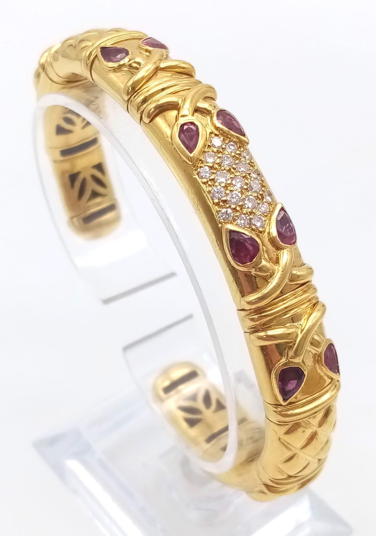AN 18K GOLD STUNNING INNER PIERCED BANGLE WITH BEAUTIFUL OUTER WORK AND DECORATED WITH DIAMONDS - Image 5 of 6