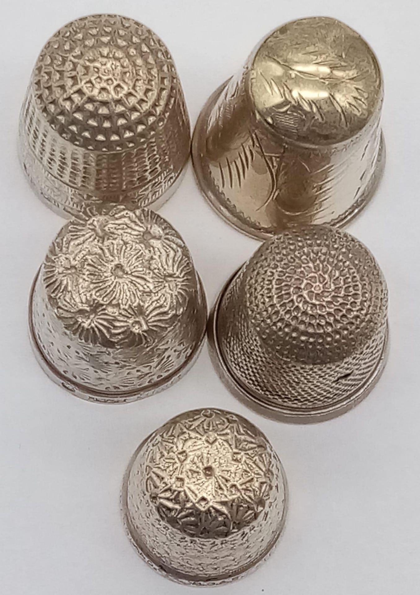 A Wonderful Collection of 14 Vintage/Antique Sterling Silver Thimbles. Different styles. Largest - Image 3 of 4