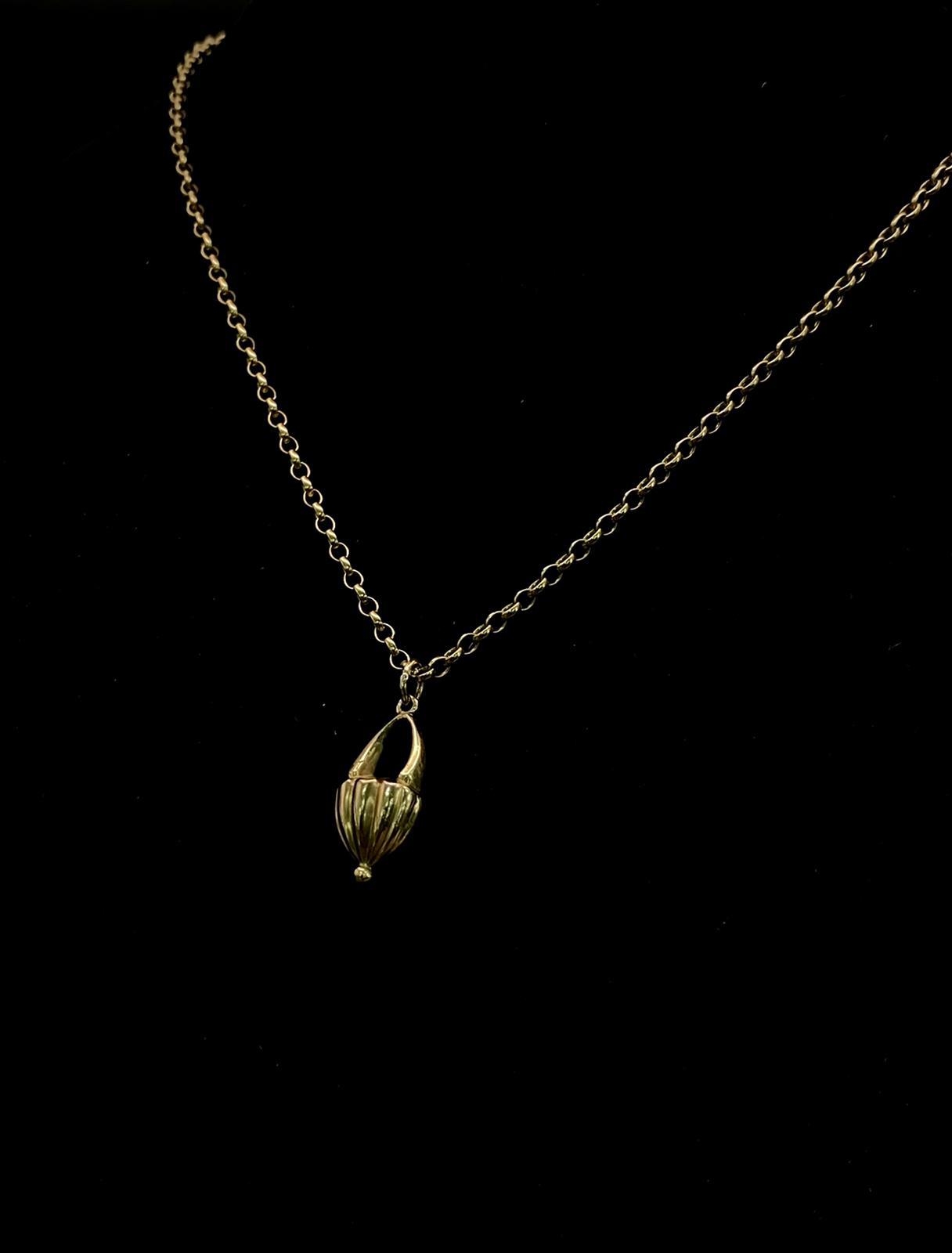 An Antique 9K Yellow Gold Floral Basket Pendant on a 9K Yellow Gold Small Belcher Link Necklace. - Image 2 of 3