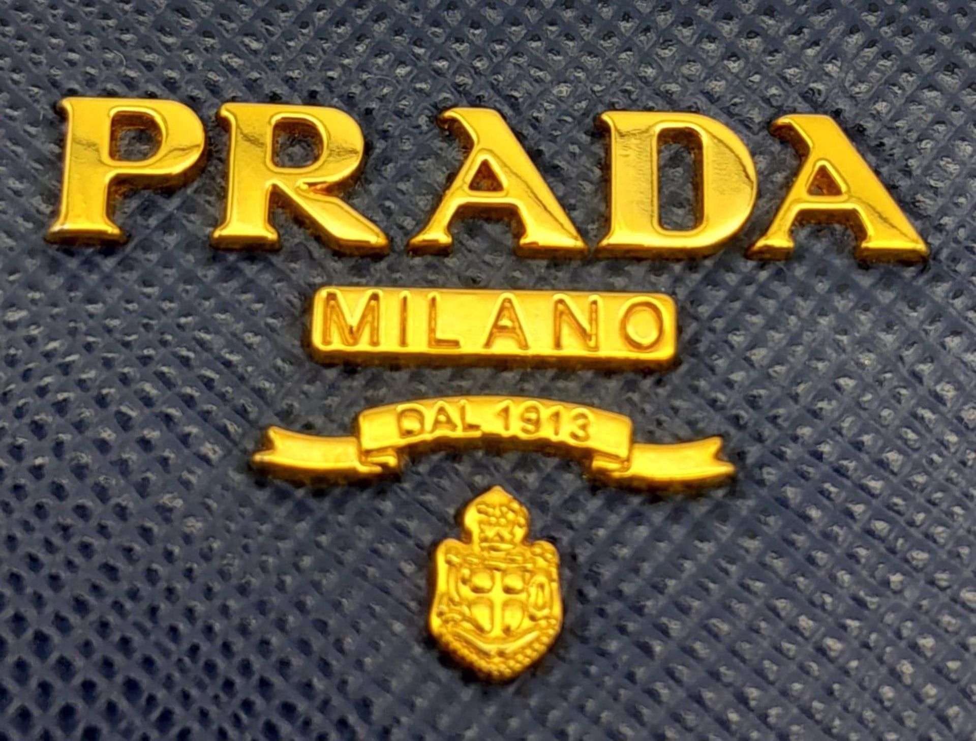 A Prada Royal Blue Purse/Wallet. Saffiano leather exterior, with the Prada logo in gold-toned - Bild 7 aus 7