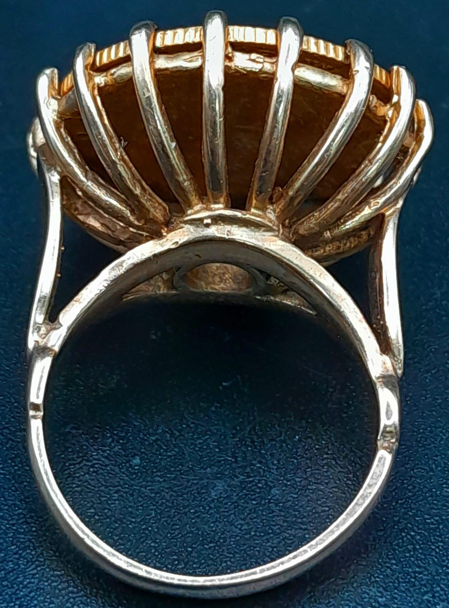 A 9 K yellow gold ring with a sovereign 1906. Ring size: L, weight: 9.6 g - Image 4 of 7