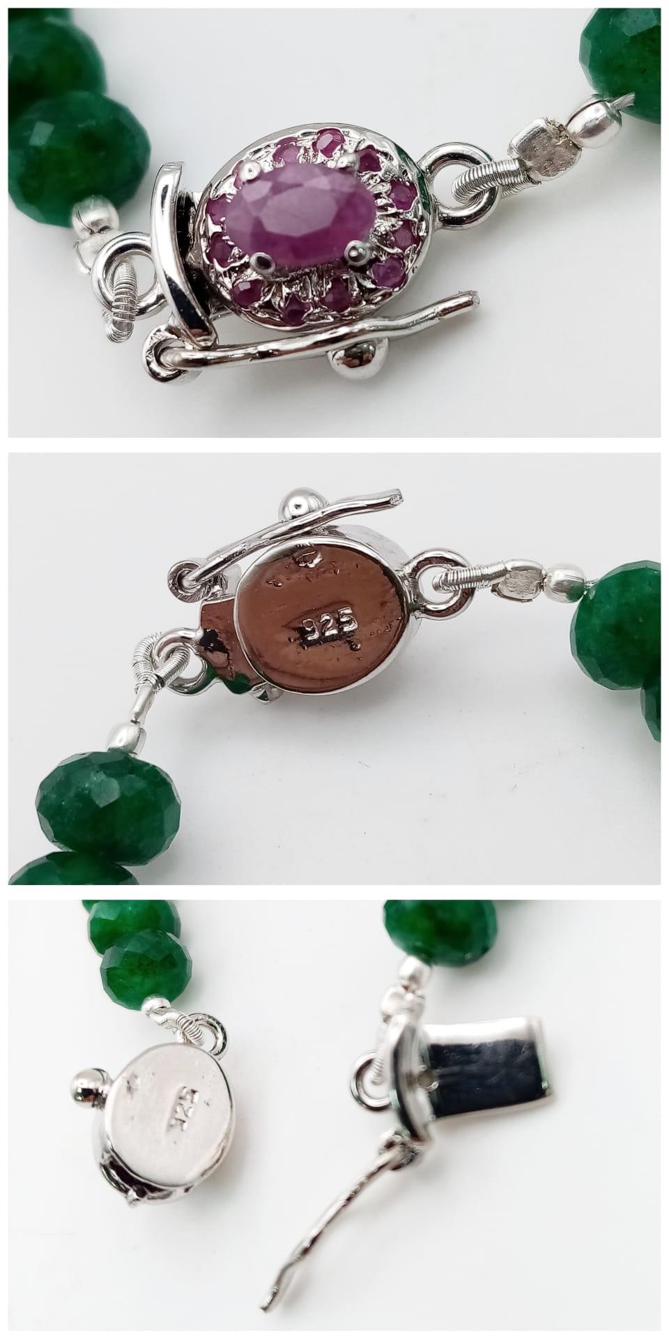 A 120ct Emerald Rondelle Gemstone Bracelet with a 925 Silver Ruby Clasp. 17cm. - Image 4 of 5