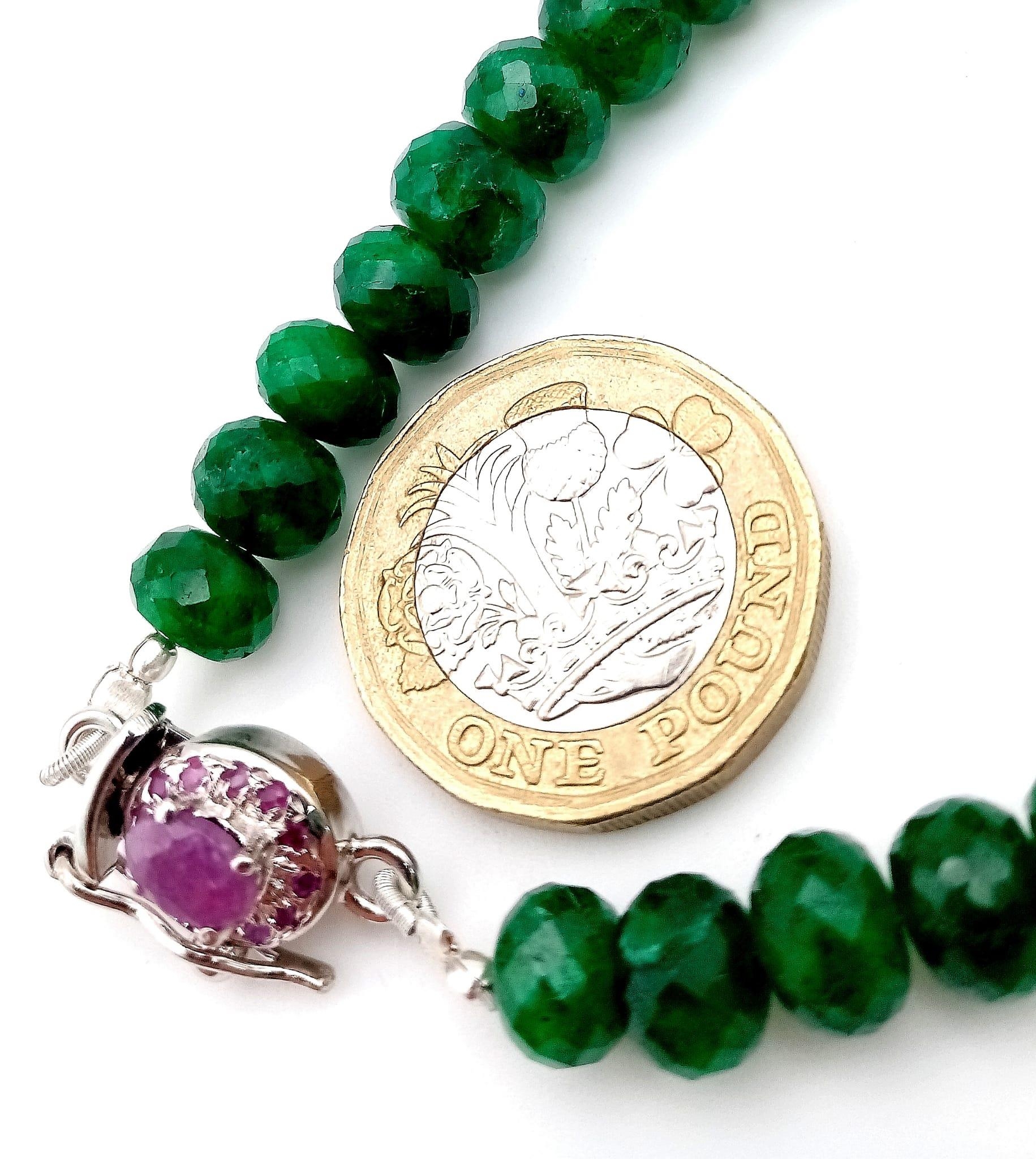 A 120ct Emerald Rondelle Gemstone Bracelet with a 925 Silver Ruby Clasp. 17cm. - Image 3 of 5