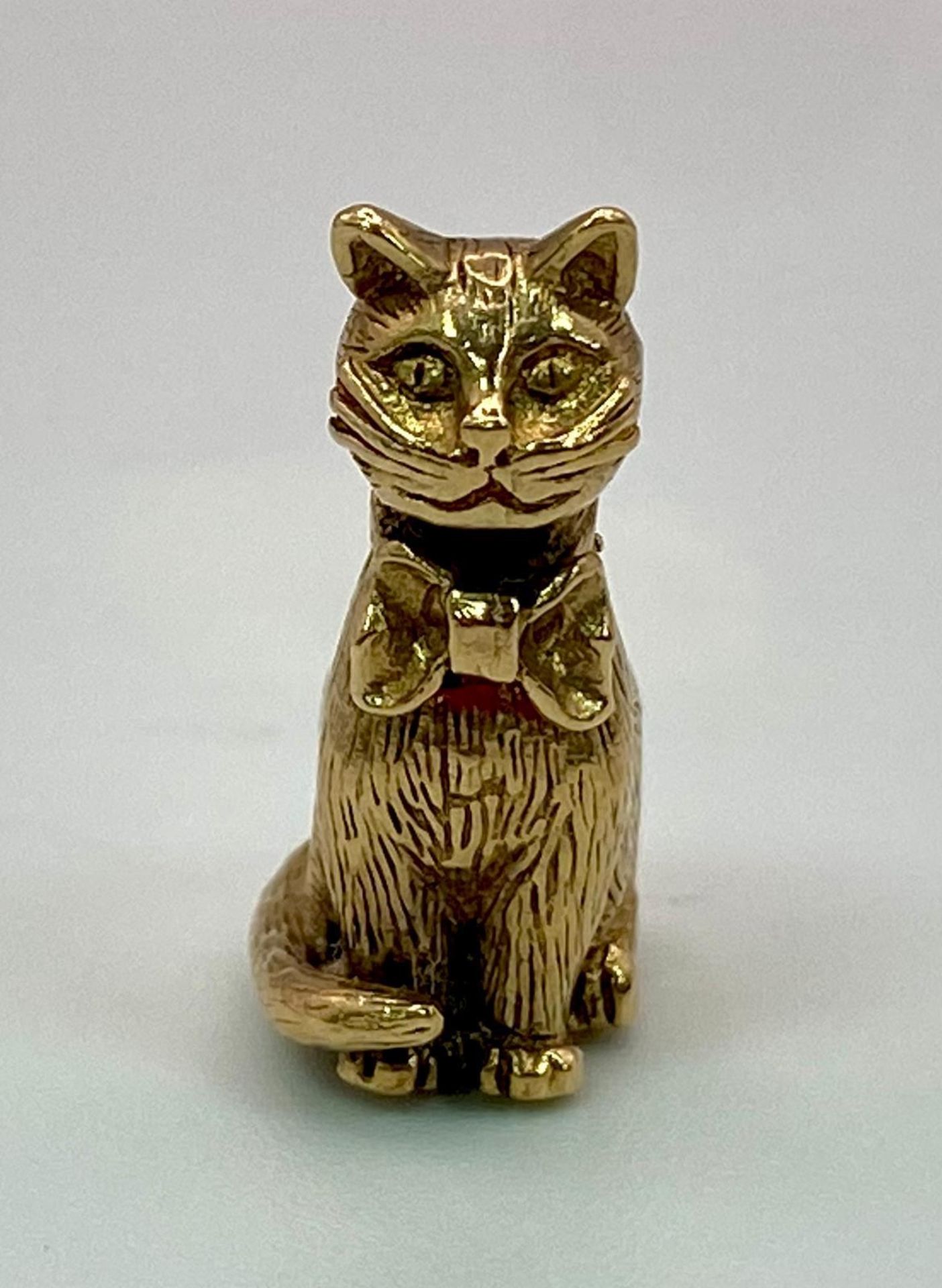 A Vintage 9K Yellow Gold Sitting Pussy Pendant/Charm. 20mm. 5.62g weight. - Bild 2 aus 4