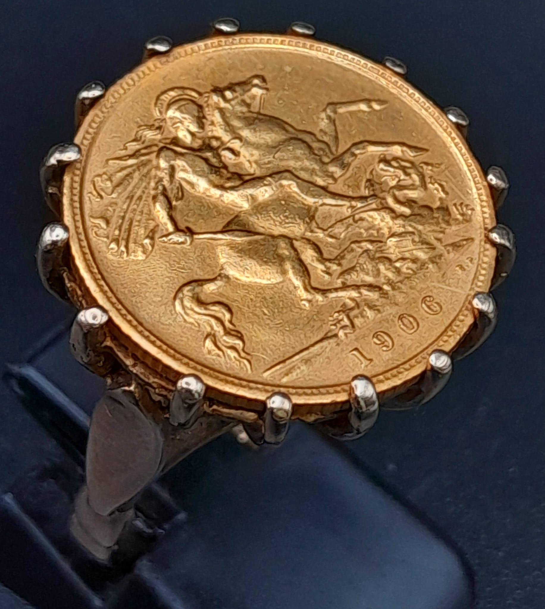 A 9 K yellow gold ring with a sovereign 1906. Ring size: L, weight: 9.6 g - Image 2 of 7