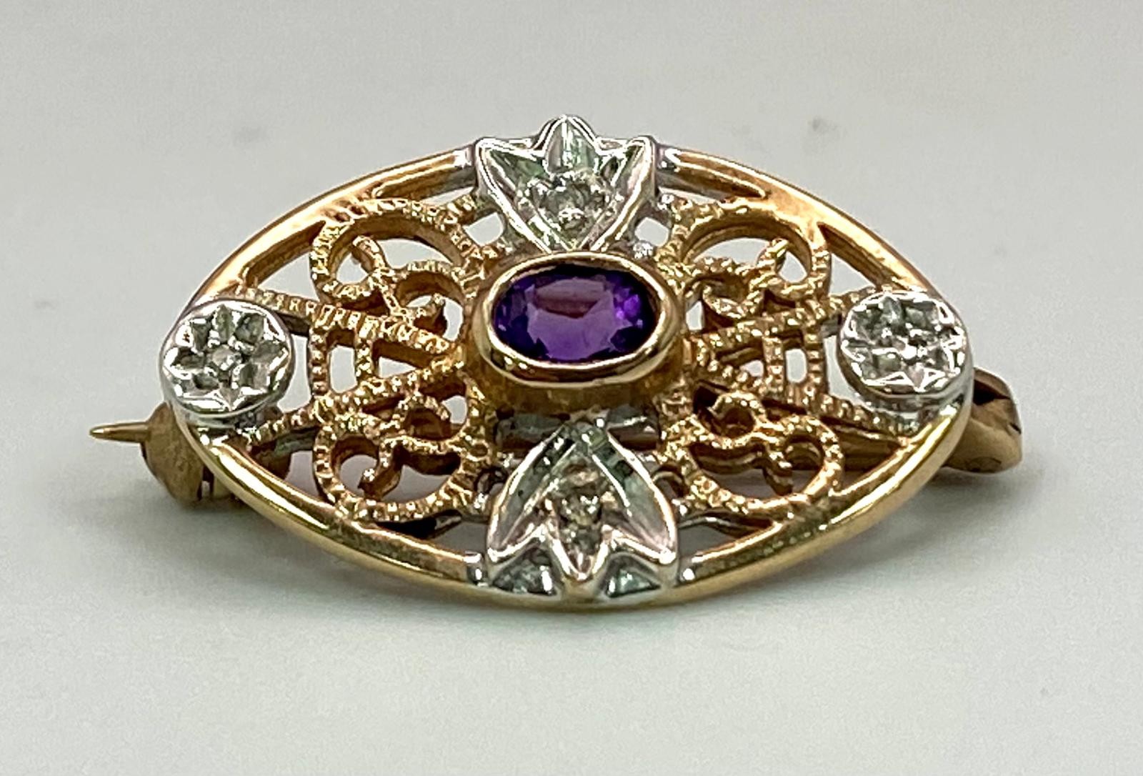 9K YELLOW GOLD DIAMOND & AMETHYST BROOCH. 2CM IN LENGHT. WEIGHT: 2G, 22X13MM - Image 5 of 5