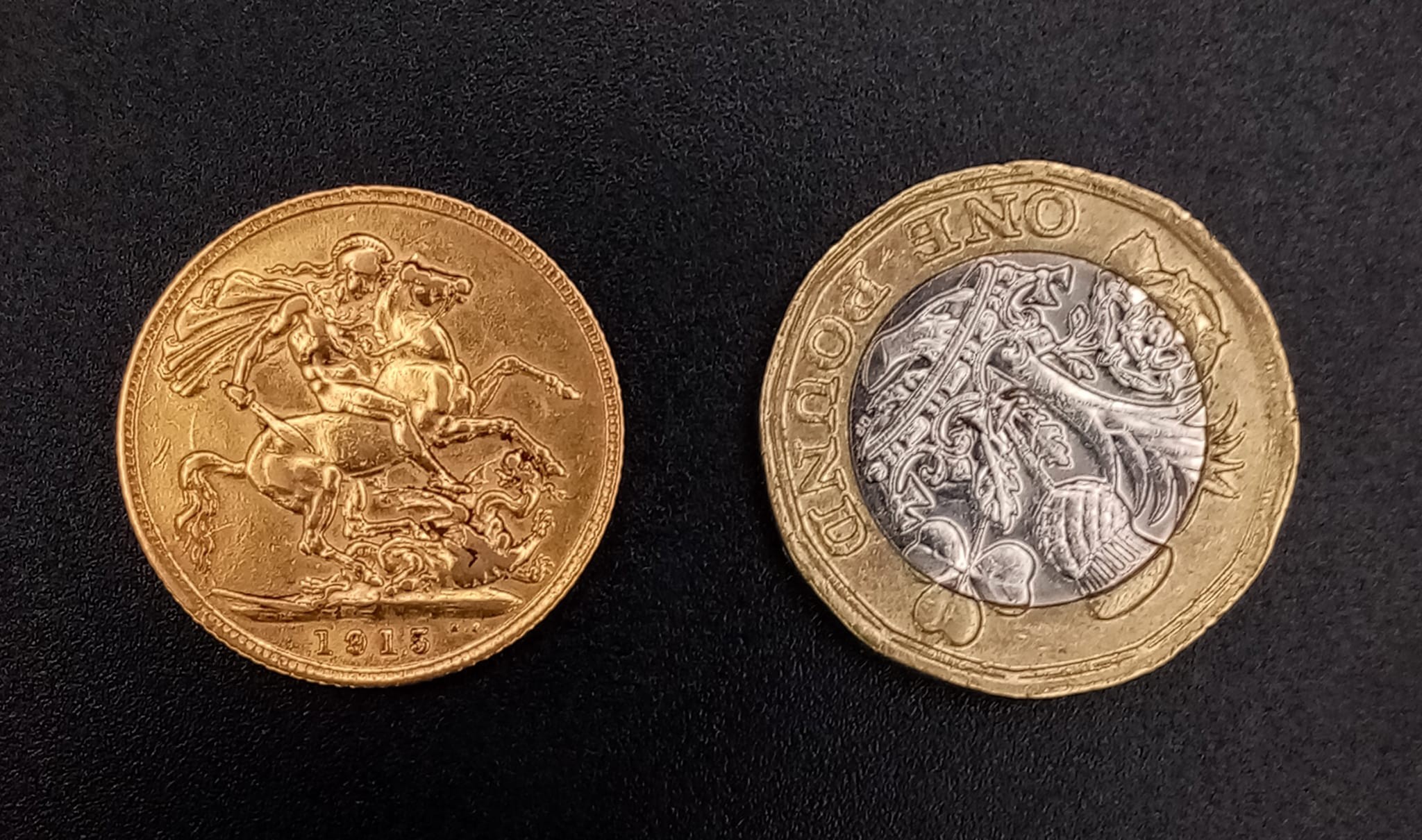 A 22K GOLD SOVEREIGN DATED 1915 FROM THE REIGN OF KING GEORGE V , IN VERY GOOD CONDITION . 8gms - Image 3 of 3