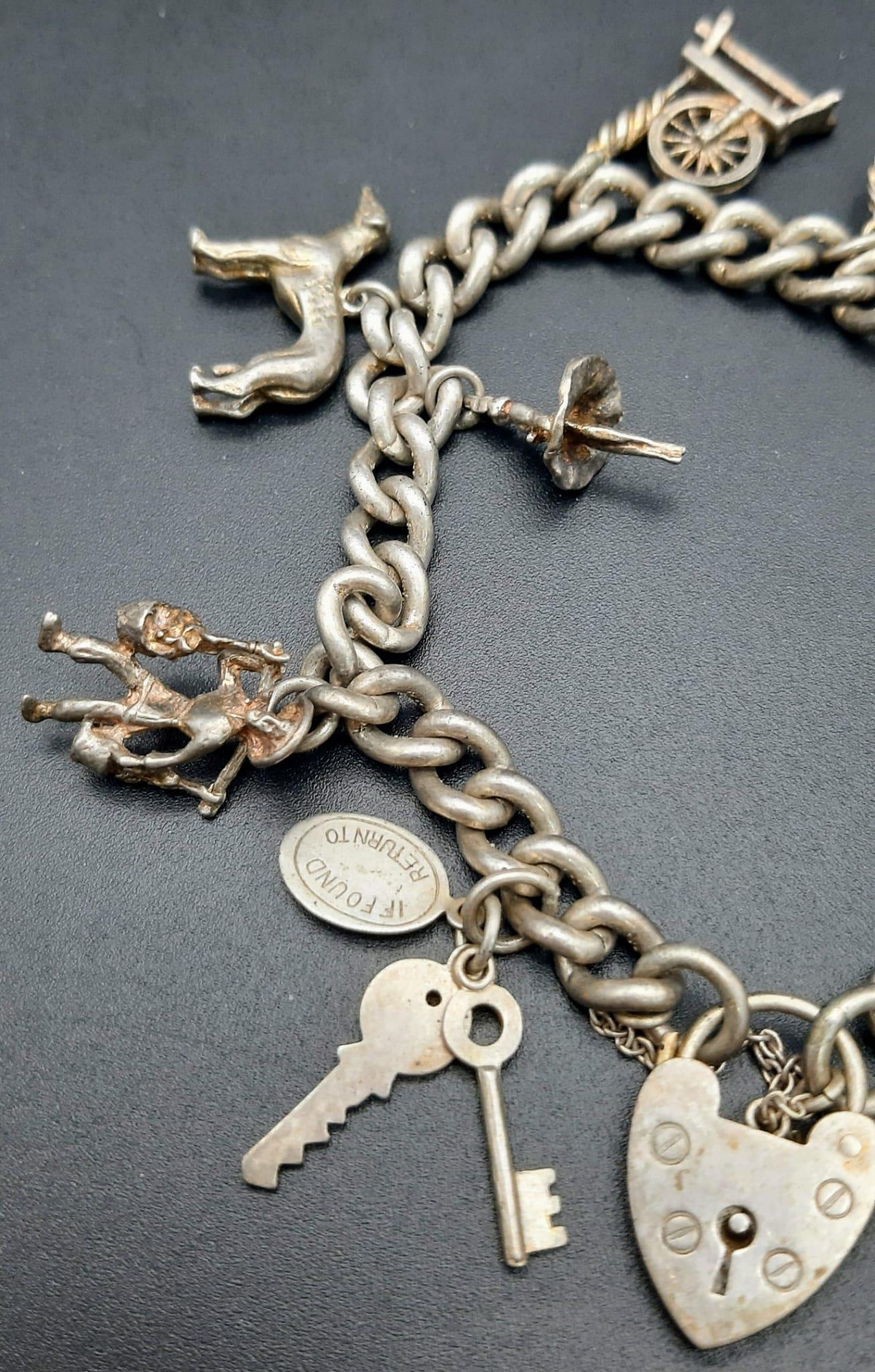 A wonderful, vintage, chain bracelet with 10 charms. Total weight: 44.5 g. - Image 3 of 4
