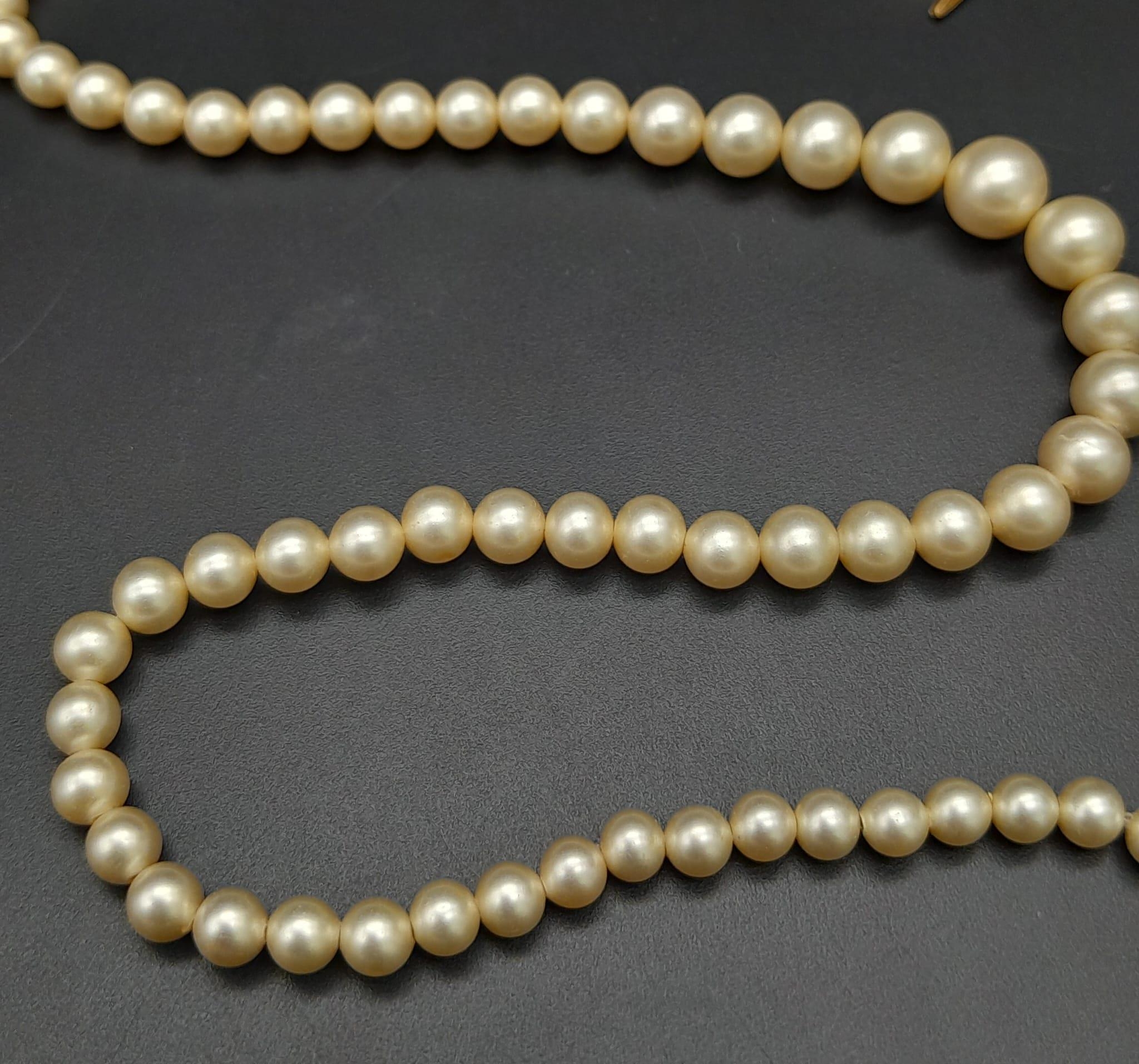 A Vintage Graduated Pearl Necklace with a 9K Gold Clasp. 40cm. - Image 3 of 5