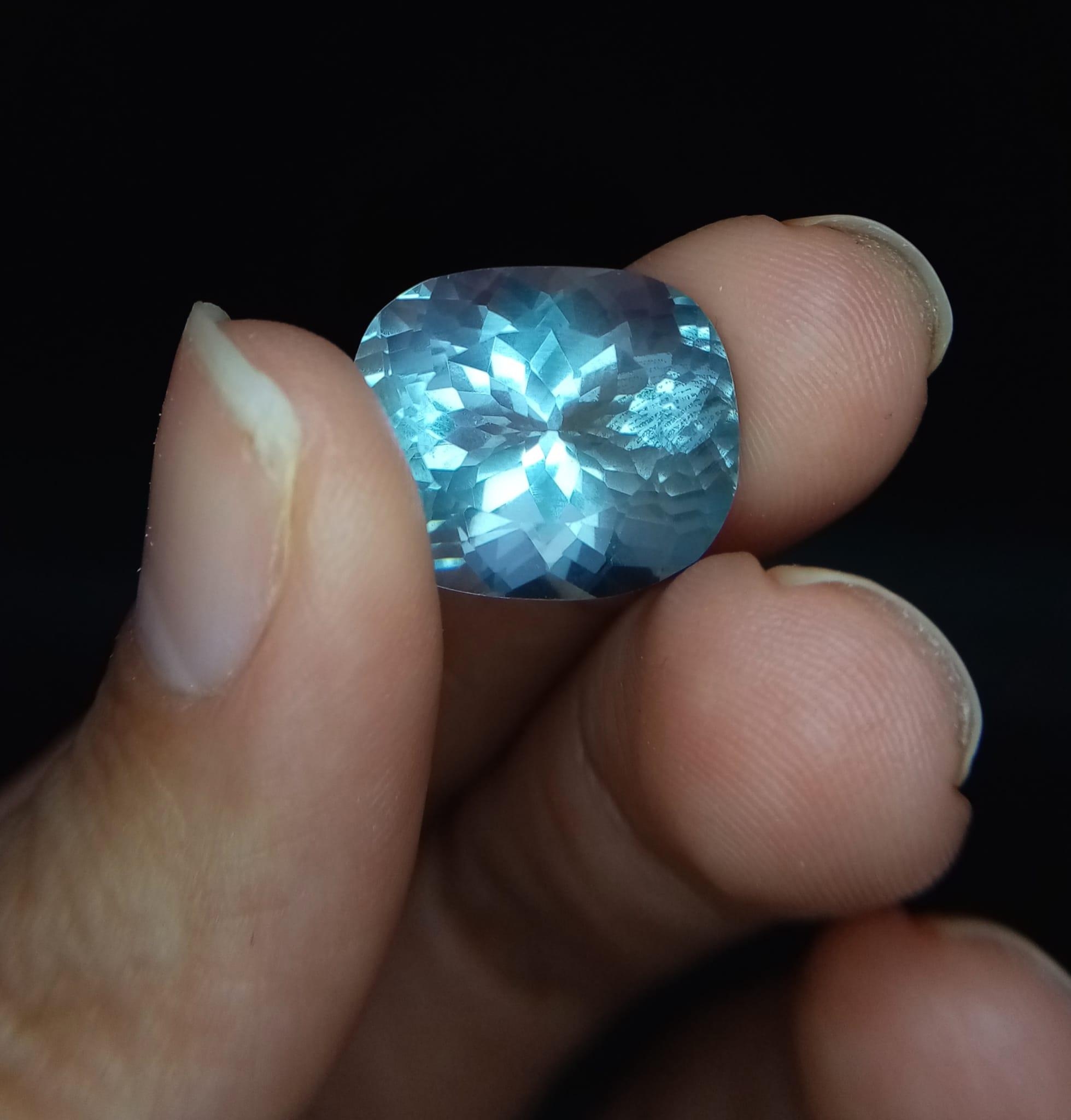 A 20ct Mesmerizing Blue Aquamarine Gemstone. Square -cut with a trillion base. This faceted gem - Image 3 of 4