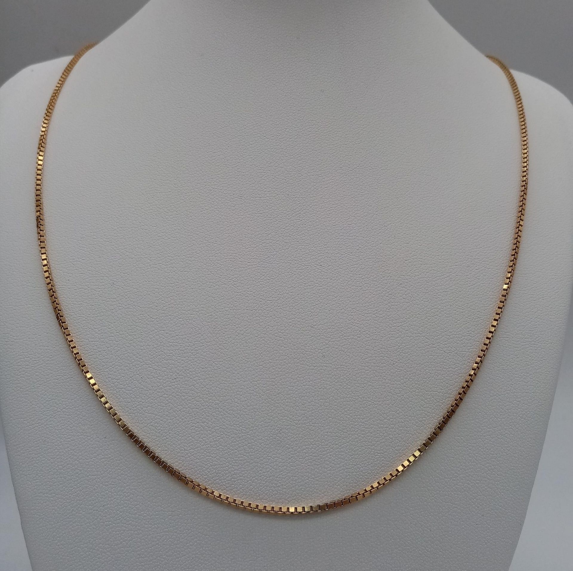 A 9K Yellow Gold Small Square Link Necklace. 59cm length. 8.54g weight. - Bild 4 aus 5