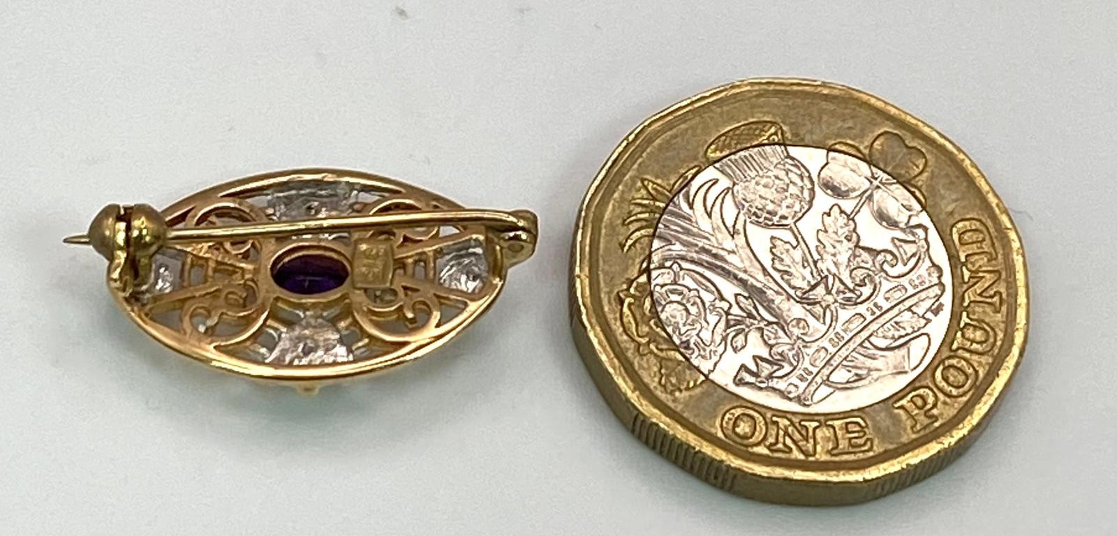 9K YELLOW GOLD DIAMOND & AMETHYST BROOCH. 2CM IN LENGHT. WEIGHT: 2G, 22X13MM - Image 4 of 5