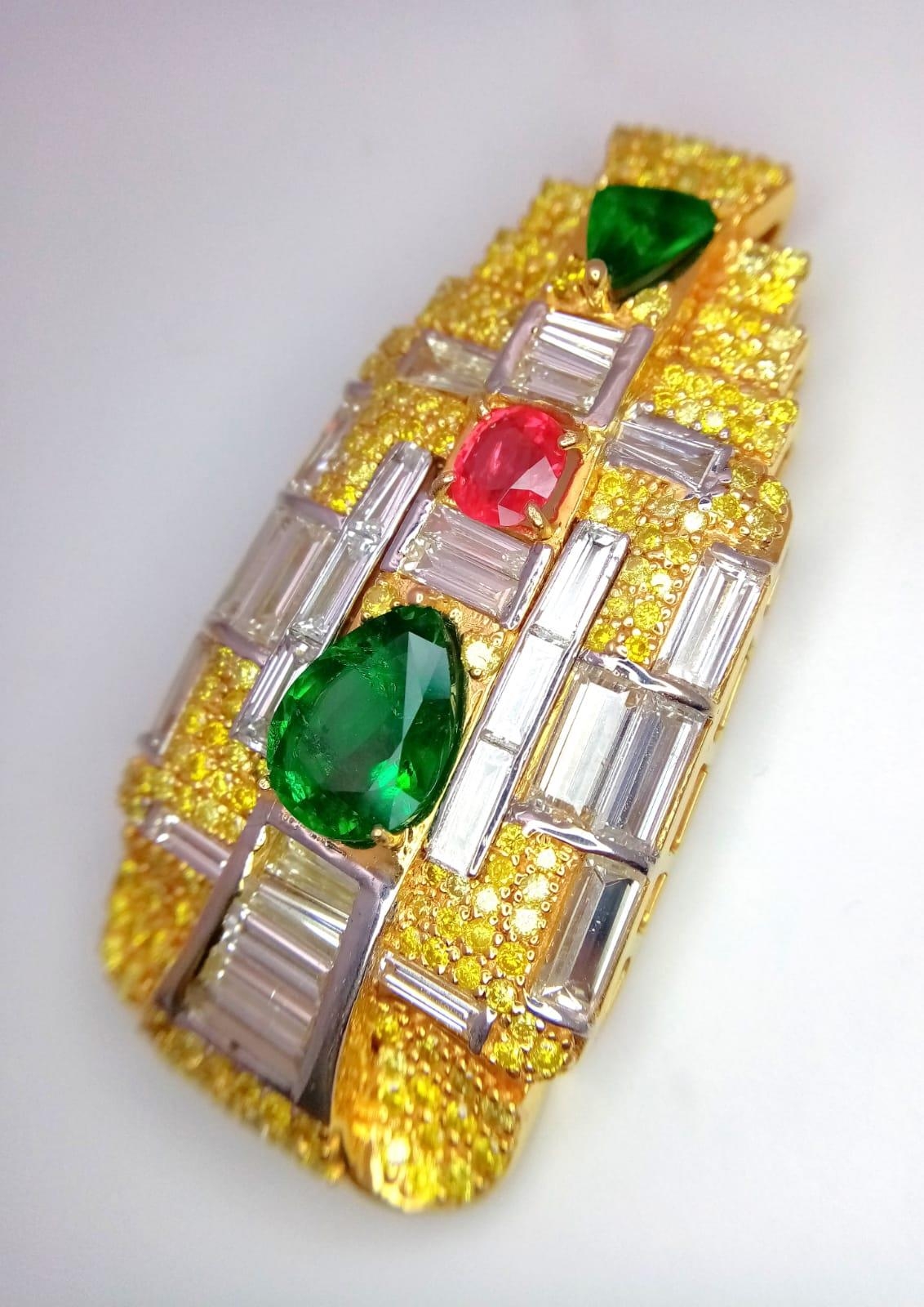 An Art Deco Style 18K Yellow Gold Gemstone Pendant - Set with two triangular emeralds and an oval - Image 3 of 9