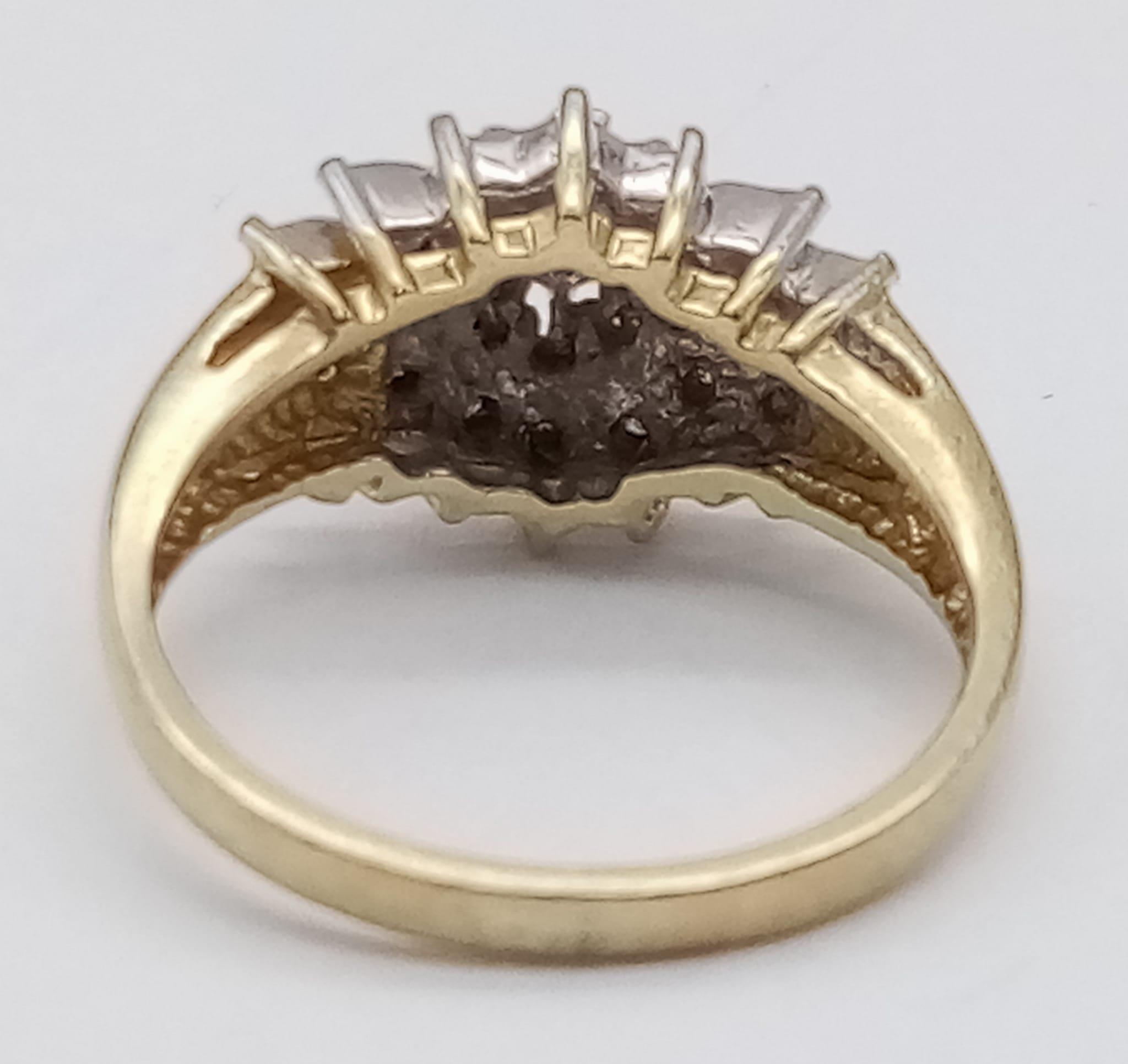 A 9K YELLOW GOLD DIAMOND CLUSTER RING IN THE FLORAL DECORATIVE SETTING 0.20CT 1.5G SIZE I - Image 4 of 5