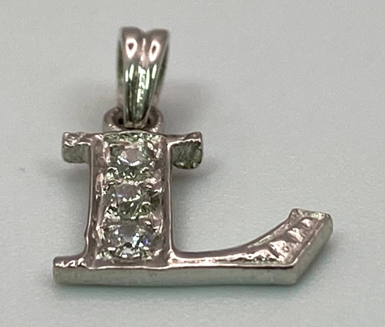 An 18K WHITE GOLD STONE SET INITIAL L PENDANT/CHARM. 1cm length, 0.7g total weight. - Image 2 of 4