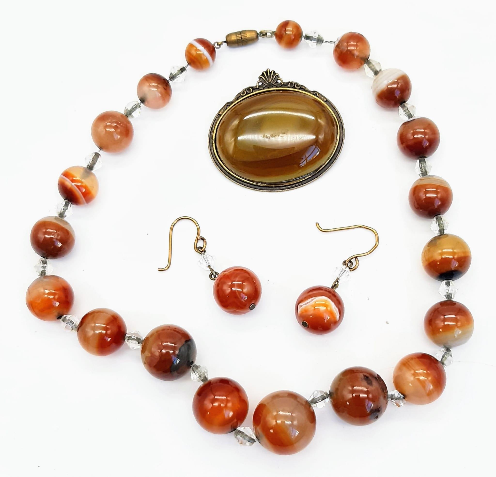 A Vintage Banded Agate Suite Comprising of: Graduated bead necklace - 40cm, Earrings and an oval - Image 2 of 7