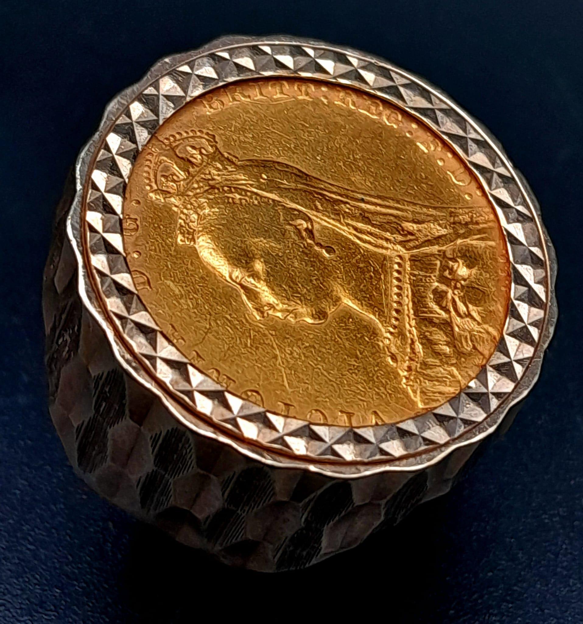 A 9 K yellow gold ring with a full sovereign of Queen Victoria 1888. Ring size: P, weight: 15 g. - Image 3 of 6