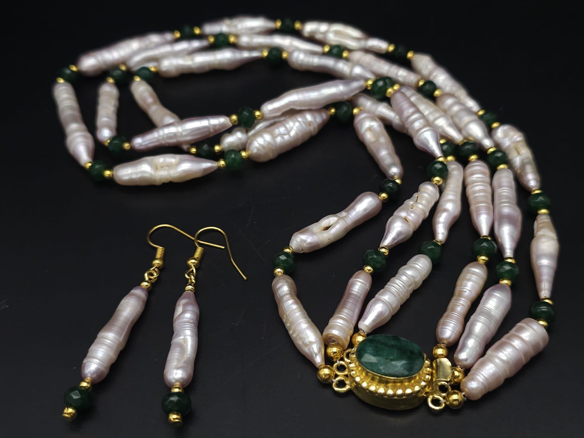 A statement necklace with three strands of top quality, large Biwa pink pearls and emeralds with a - Image 2 of 9