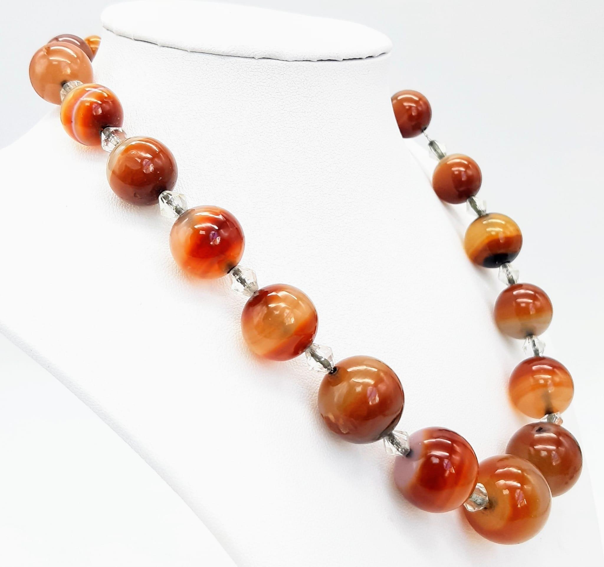 A Vintage Banded Agate Suite Comprising of: Graduated bead necklace - 40cm, Earrings and an oval - Image 7 of 7