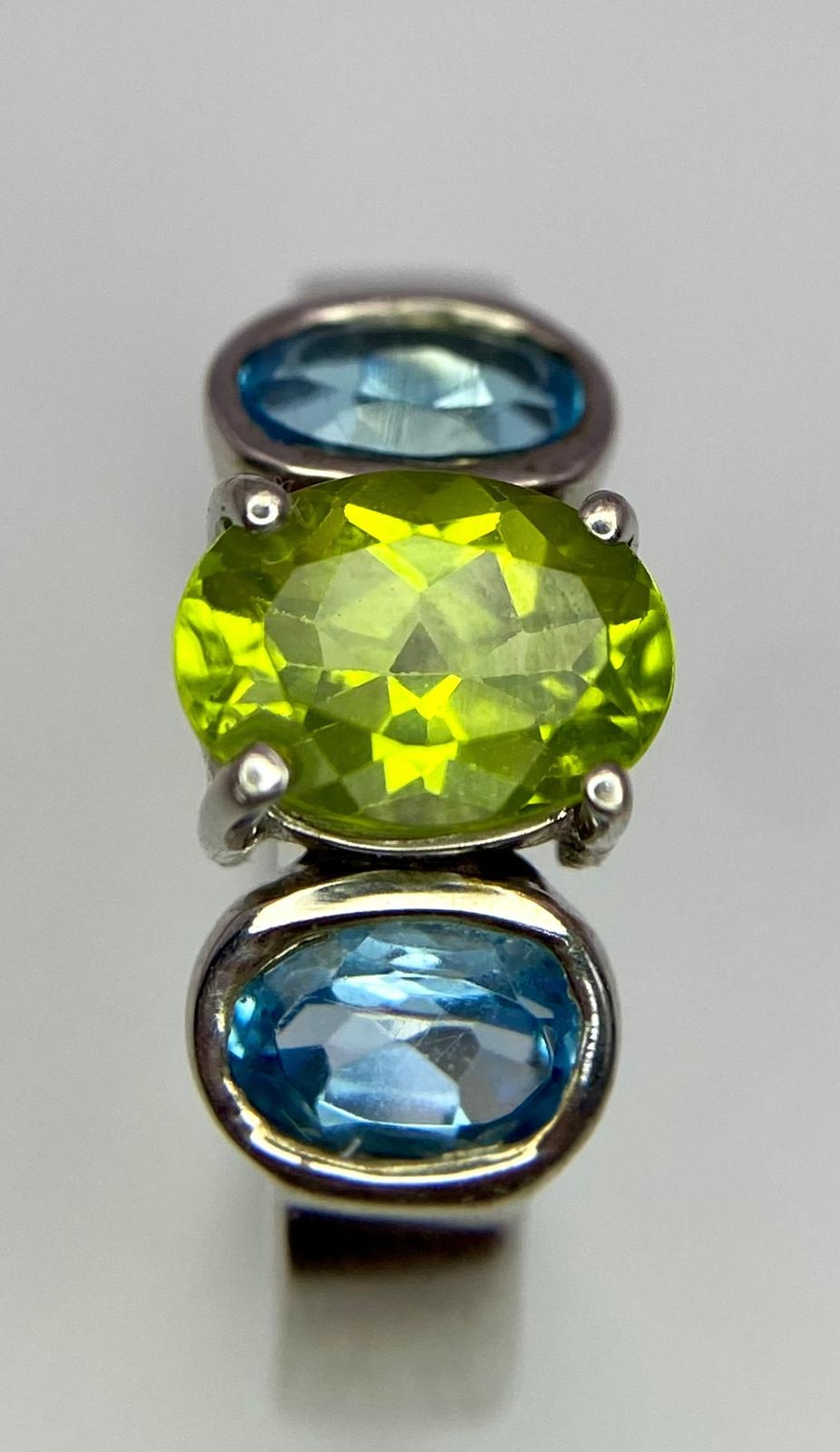 Sterling Silver Three Gemstone Ring. Two gleaming blue stones off each shoulder with a stunning - Image 2 of 5