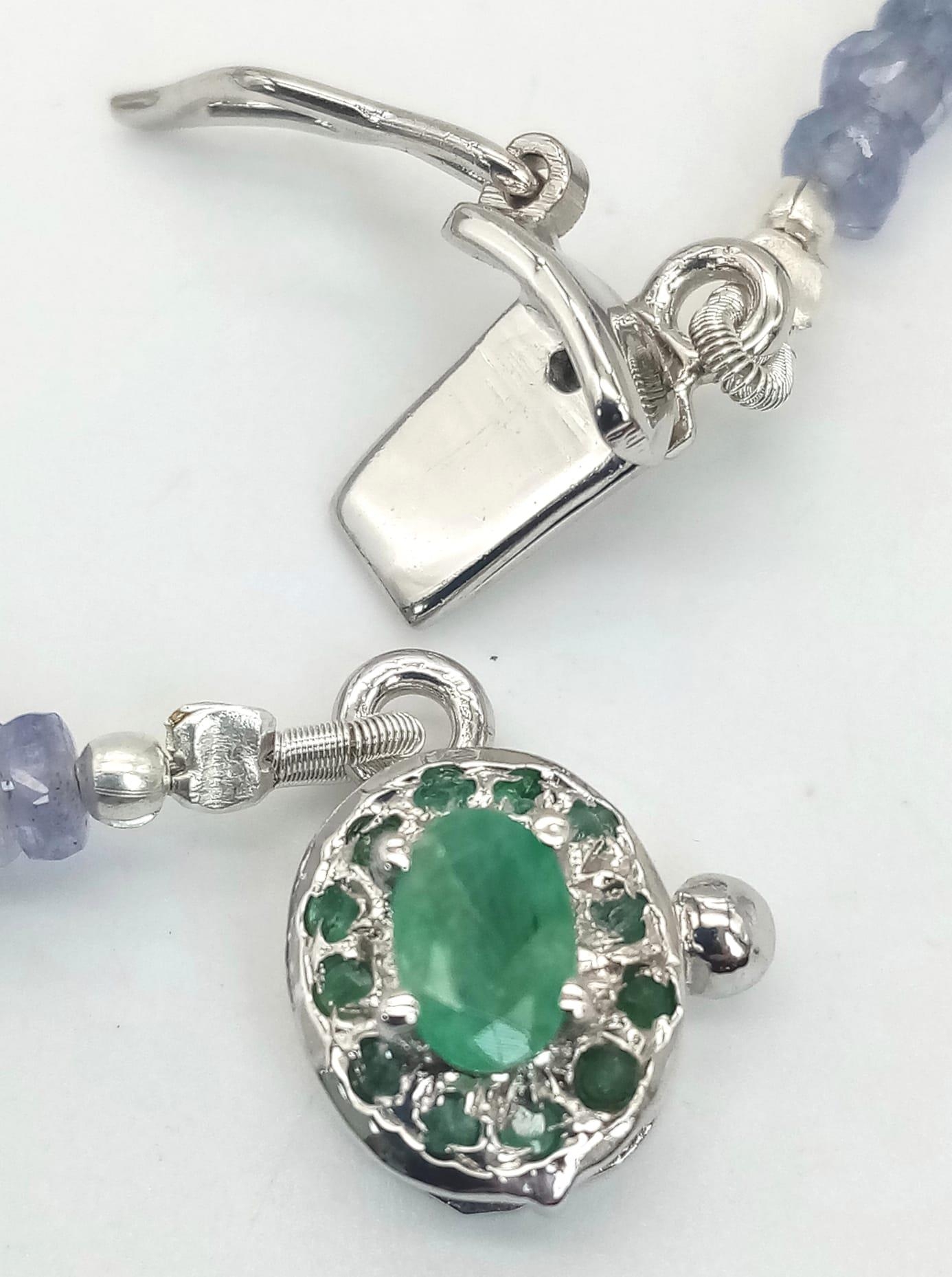 A 95ct Tanzanite Gemstone Single Strand Necklace with Emerald Clasp. 3mm beads set in 925 Silver. - Image 3 of 4