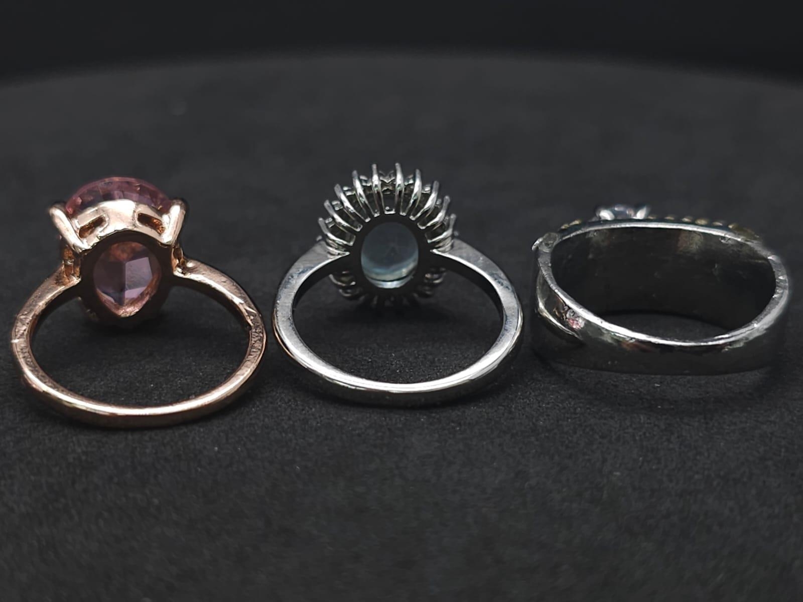 Six dress rings with a variety of gems presented in a miniature chez lounge. Very glamorous! - Image 6 of 12