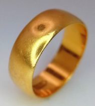 A 22 K yellow gold weeding band, size: K, weight: 4.7 g.
