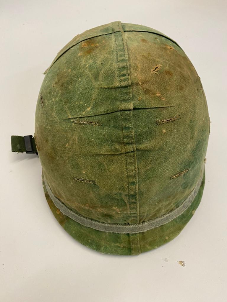 A USA M1 Helmet - The cover is marked but it is difficult to make the date out. The liner is dated - Image 3 of 5