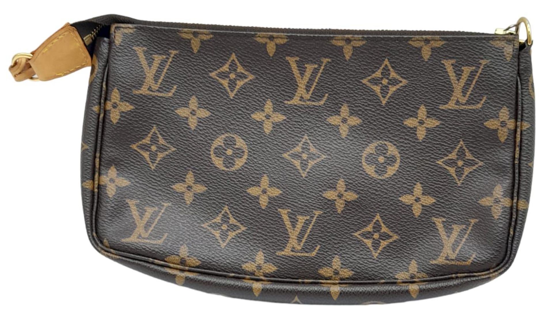 This Louis Vuitton Pochette features the classic mongogram canvas design, engraved gold tone - Bild 3 aus 9