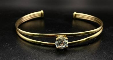 A PRETTY 9K GOLD TWIN BAND BANGLE WITH LARGE ZIRCONIA CENTRAL STONE . 4.2gms