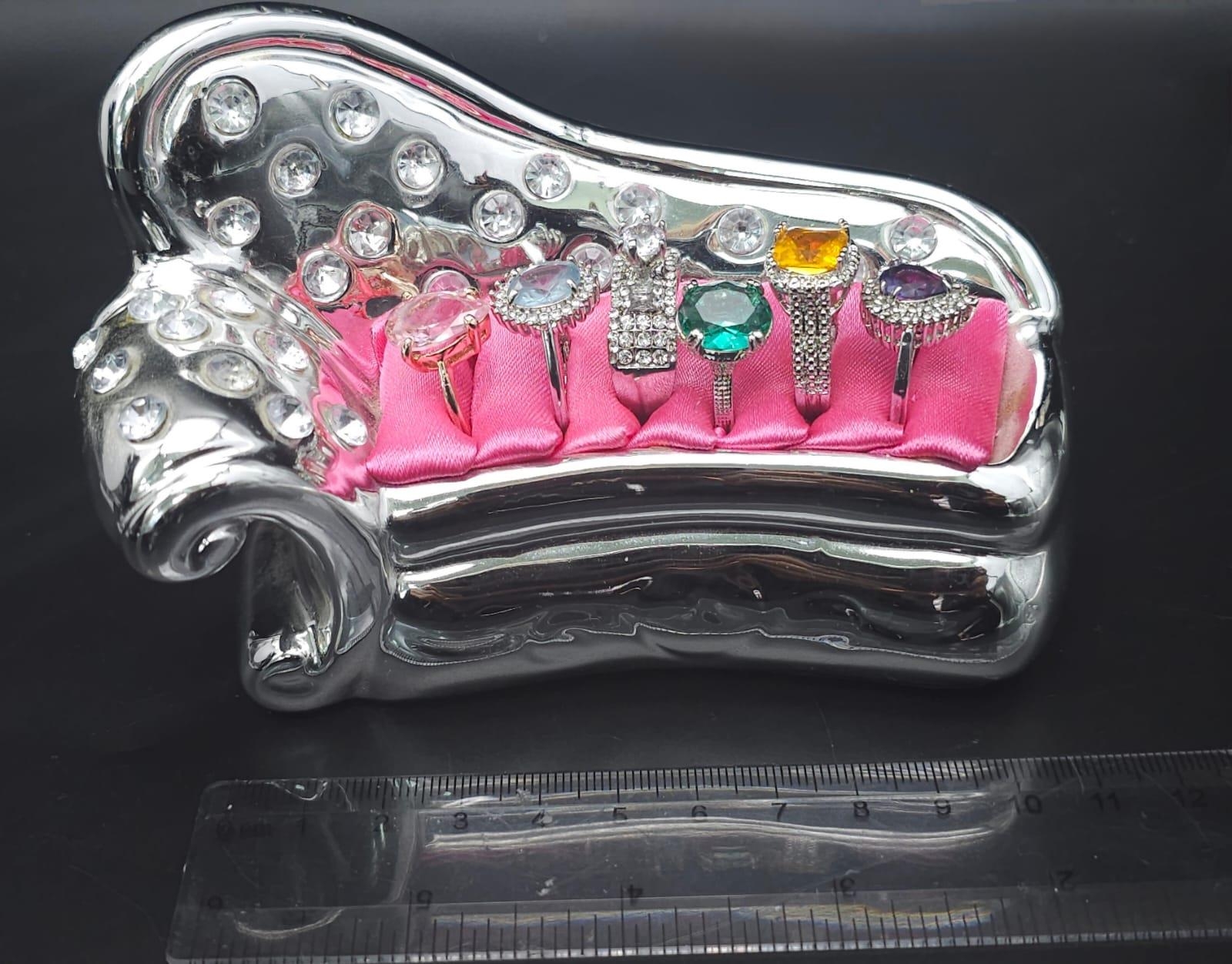 Six dress rings with a variety of gems presented in a miniature chez lounge. Very glamorous! - Image 12 of 12