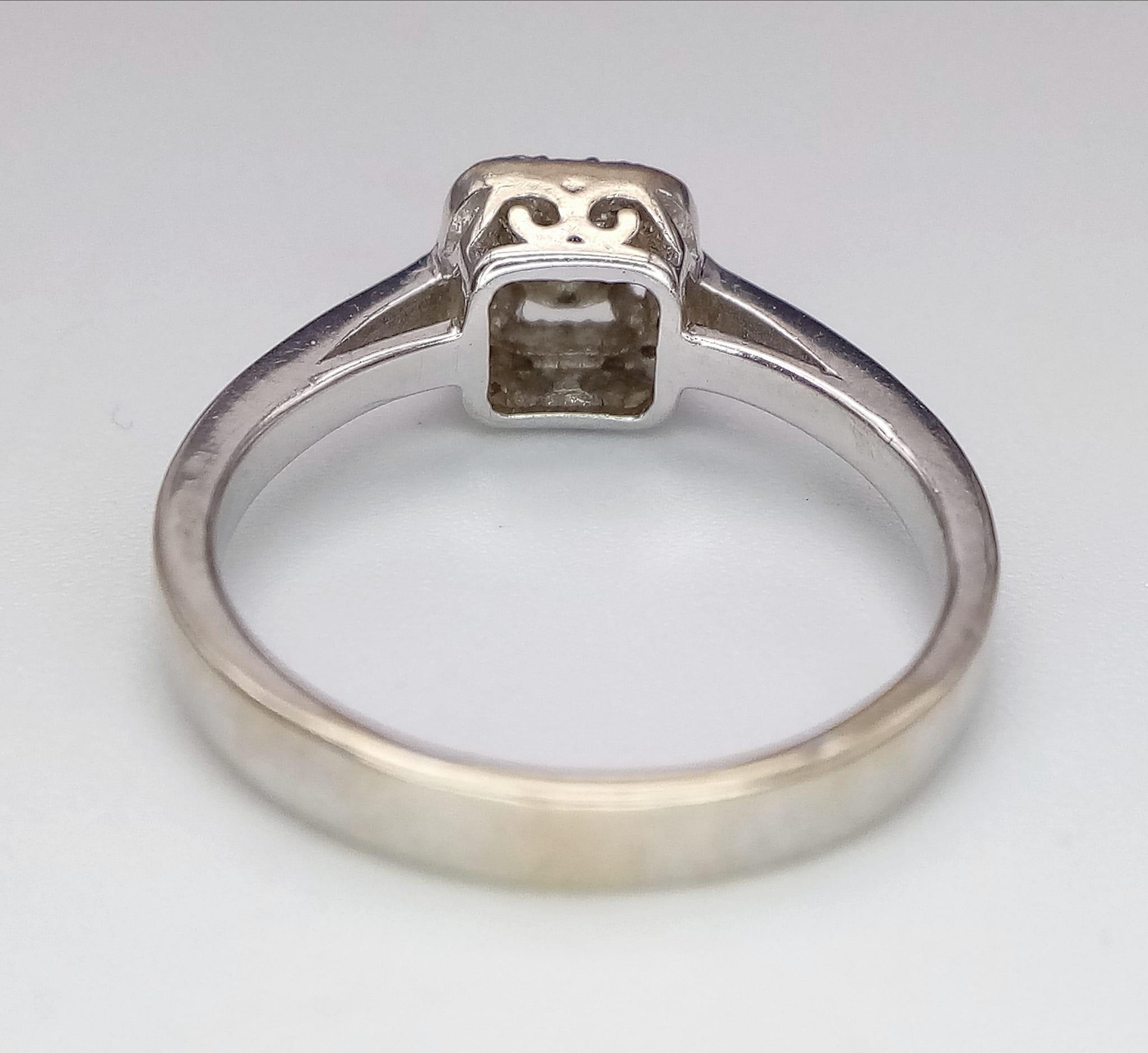 An 18K White Gold and Diamond Encrusted Ring. An encrusted circle within a square. Size J. 2.73g - Image 3 of 4