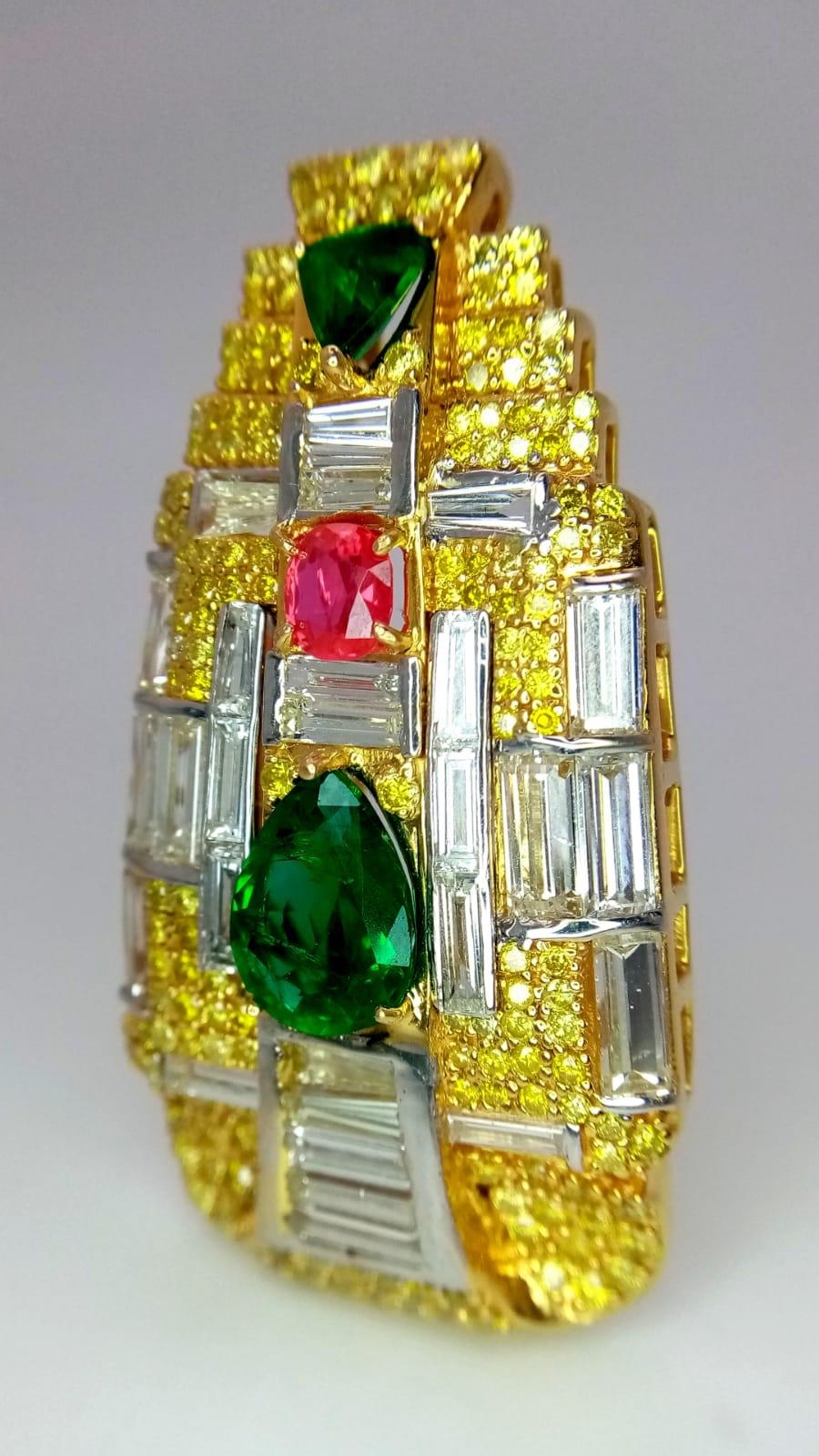 An Art Deco Style 18K Yellow Gold Gemstone Pendant - Set with two triangular emeralds and an oval - Image 2 of 9