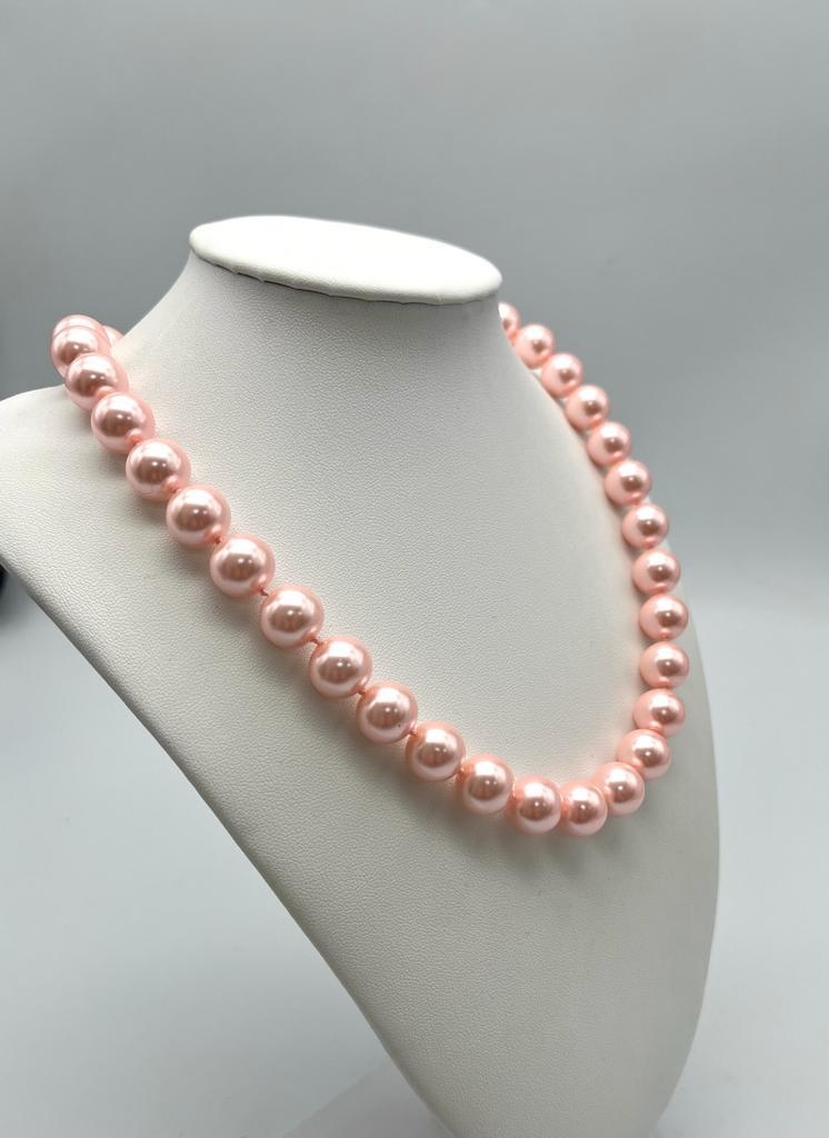A Metallic Pink South Sea Pearl Shell Large Bead Necklace with a Heart Shape Clasp. Beads - 12mm. - Image 3 of 4