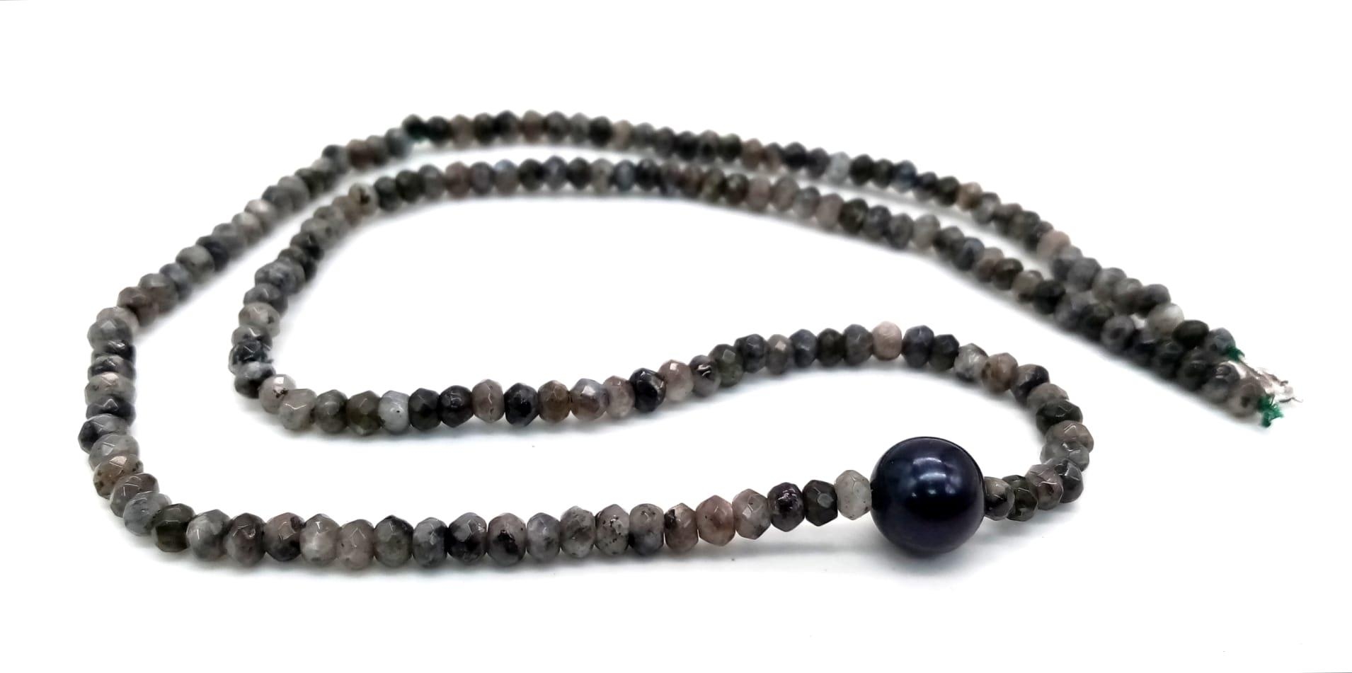 A Jasper Small Bead Necklace with a Cultured Pearl Interrupter. 50cm length. 14k gold clasp. - Image 3 of 4