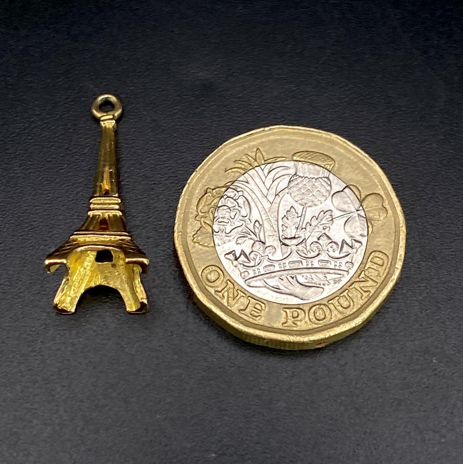 A 9K Yellow Gold Eiffel Tower Pendant/Charm. 25mm. 1.45g weight. - Image 2 of 4