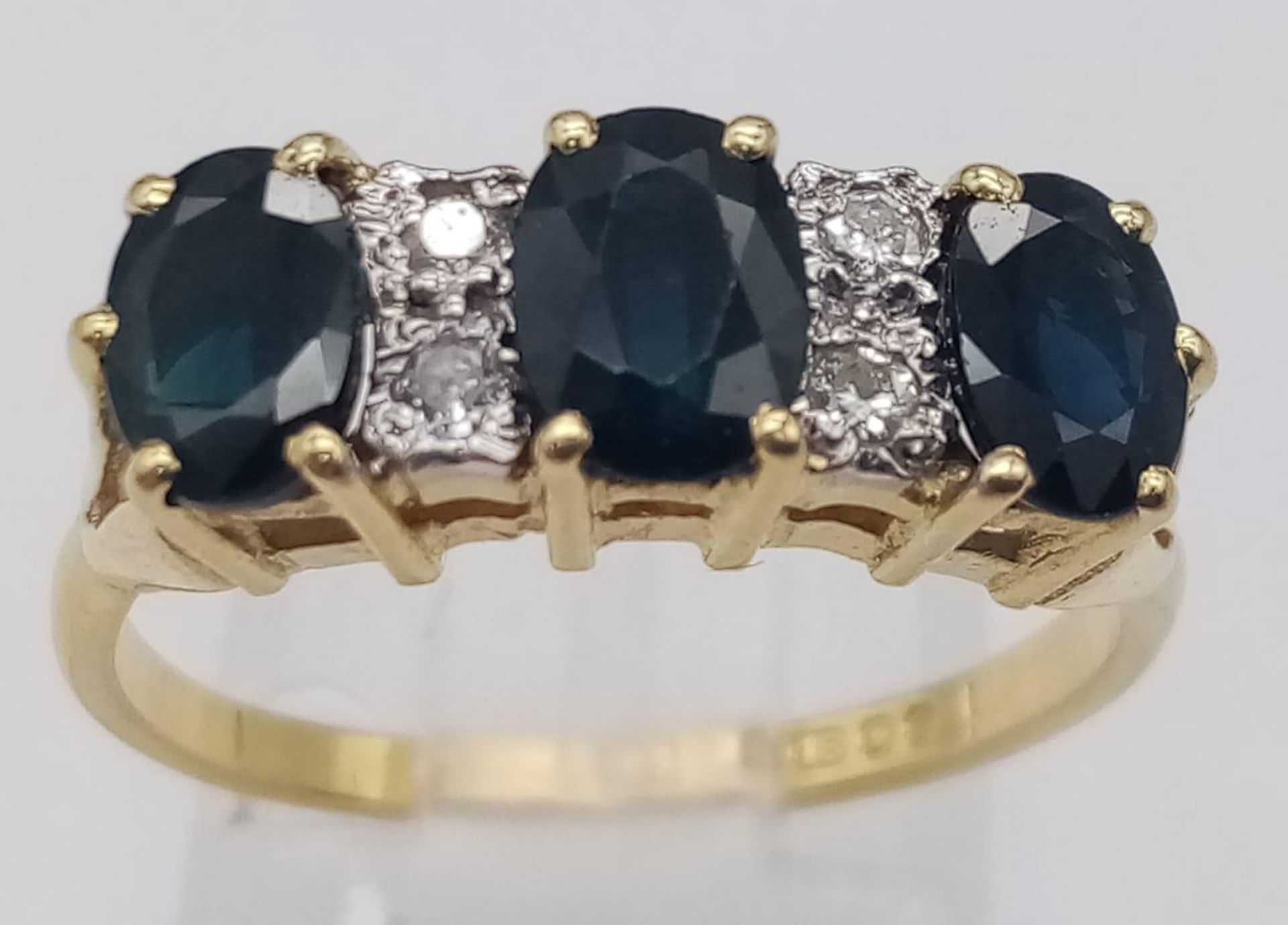 18k yellow gold diamond and sapphire vintage ring. Weight: 3.4g Size N (dia:0.08ct/sapp: 1.80ct) - Bild 2 aus 5