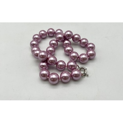 A Shimmering Lavender South Sea Pearl Shell Beaded Necklace. 14mm shell beads. Necklace length - - Image 3 of 3