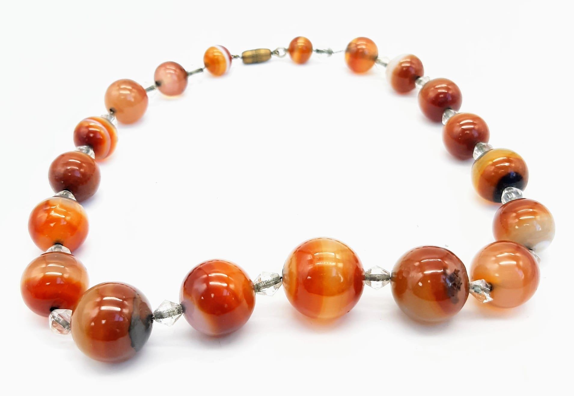 A Vintage Banded Agate Suite Comprising of: Graduated bead necklace - 40cm, Earrings and an oval - Image 3 of 7